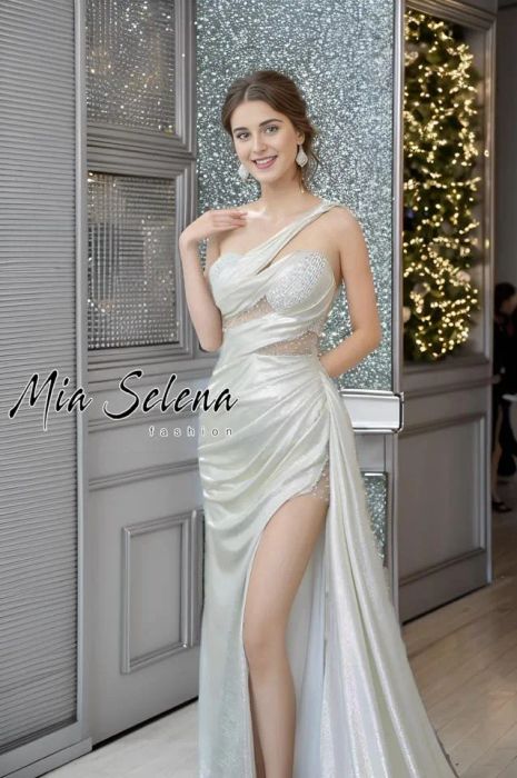 Mia Selena ảnh 1