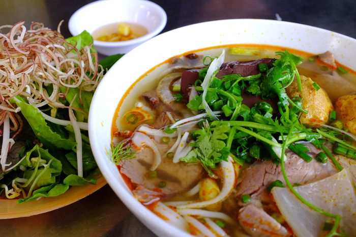 Tô bún bò Huế thơm ngon tại Bà Nga