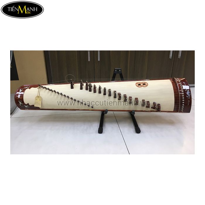 Không gian trưng bày đàn tranh tại Tiến Mạnh Music