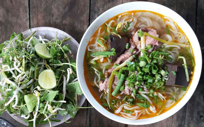 Hình ảnh tô bún bò Huế đầy đặn tại Bà Tuyết