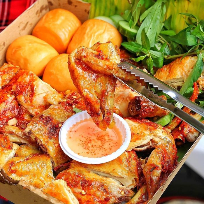 Góc ảnh đầy nghệ thuật tại Gà quay 979 - Nơi hương vị vàng ươm tỏa sáng