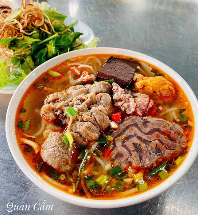 Tô bún bò Huế thơm ngon tại Quán Cẩm