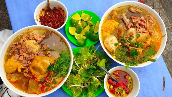 Hình ảnh tô bún bò Huế thơm ngon tại Bà Tuyết