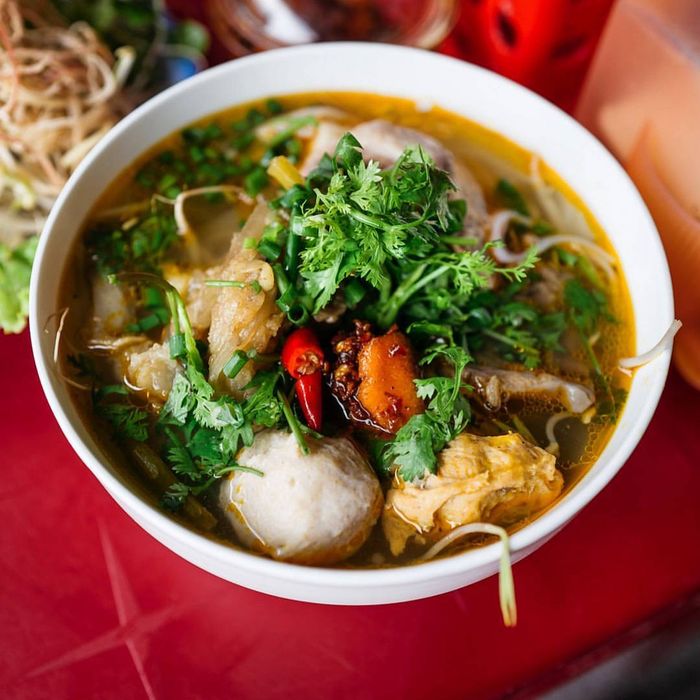 Hình ảnh tô bún bò đầy đặn tại Ông Vọng