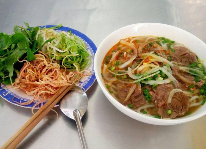 Tô bún bò Huế thơm ngon tại O Phượng