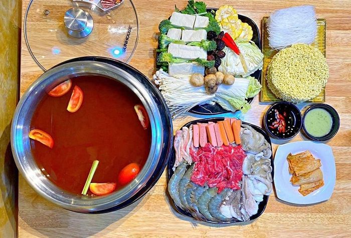 Không gian ấm cúng tại Mì cay NAGA qua ống kính nhiếp ảnh