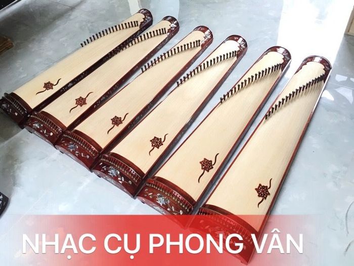 Không gian trưng bày đàn tranh sang trọng tại Phong Vân Shop