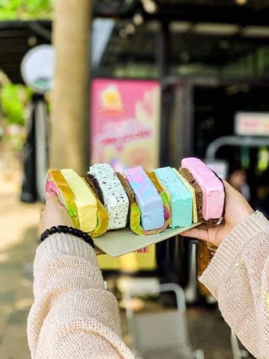 Hình ảnh không gian ấm cúng và những món kem đặc trưng tại Kem Dừa Chế 2