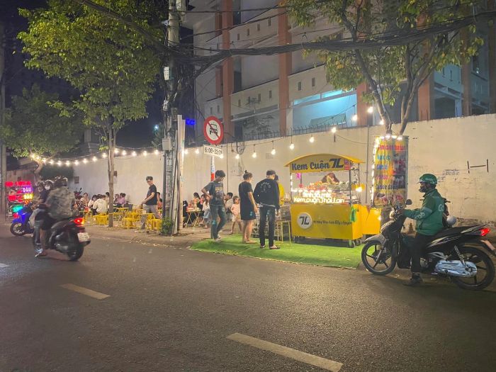 Hình ảnh kem cuộn Thái Lan đầy màu sắc tại BẾP ELLY Nguyễn