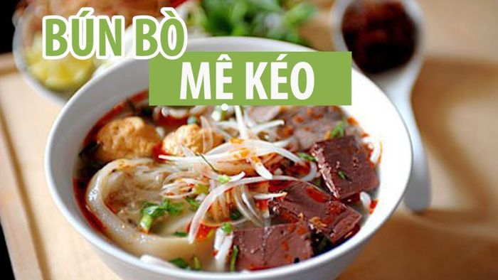 Hình ảnh gánh bún bò cổ truyền Mệ Kéo