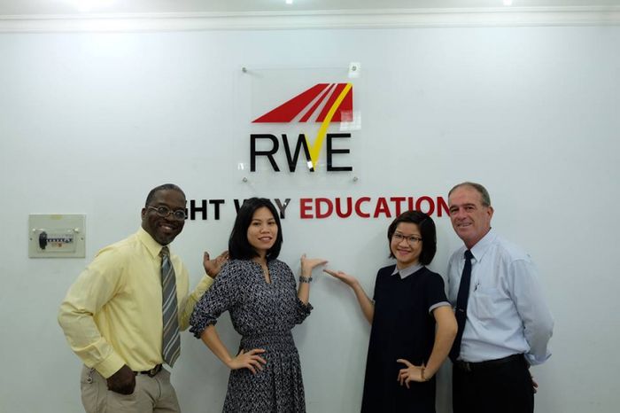 Right Way Education JSC - hình ảnh nổi bật của một trung tâm giáo dục với chương trình học IELTS chuyên sâu, kết hợp giữa lý thuyết và thực hành, mang đến kết quả học tập tối ưu cho học viên. Sự tận tâm và chất lượng giảng dạy là những yếu tố quan trọng giúp học viên đạt được mục tiêu học tập của mình.