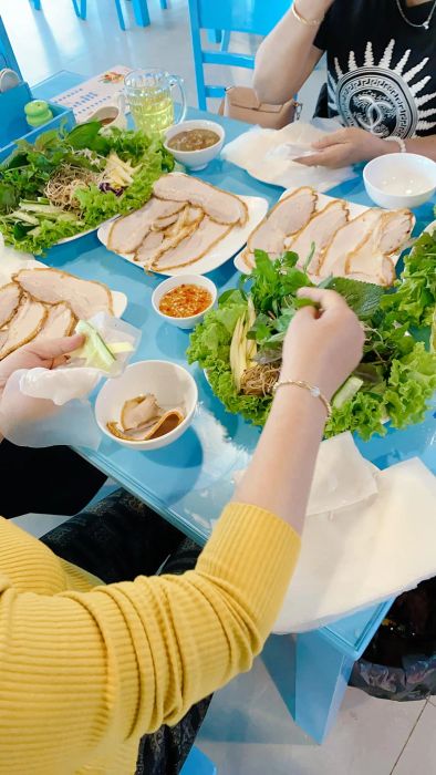 Hình ảnh của món Bánh tráng cuốn thịt heo Donald Trung, với từng cuốn bánh tươi ngon, hấp dẫn khiến thực khách không thể cưỡng lại.