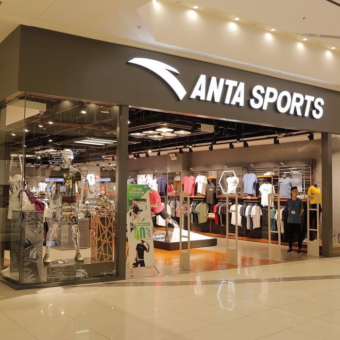 ANTA ảnh 2 - Khoảnh khắc ghi lại những bộ sưu tập quần áo thể thao đa dạng, phản ánh sự sáng tạo không ngừng trong từng đường kim mũi chỉ của thương hiệu.
