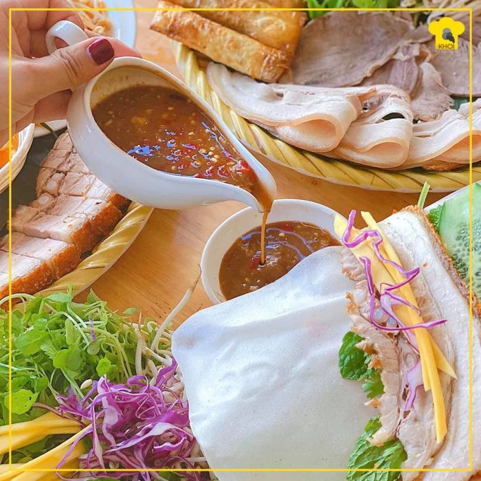 Bánh tráng cuốn thịt heo Khói Kitchen – Sự kết hợp tuyệt vời của các nguyên liệu tươi ngon
