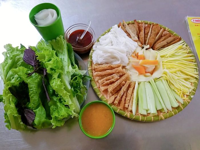 Hình ảnh đặc sắc món nem nướng tại Ý Thiên – Gói trọn tinh hoa ẩm thực