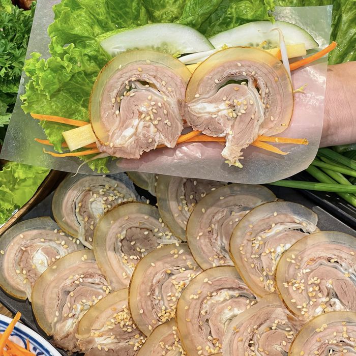 Hình ảnh không gian quán retro ấn tượng với tường gạch đỏ, bàn gỗ thô mộc và những món bò tơ hảo hạng