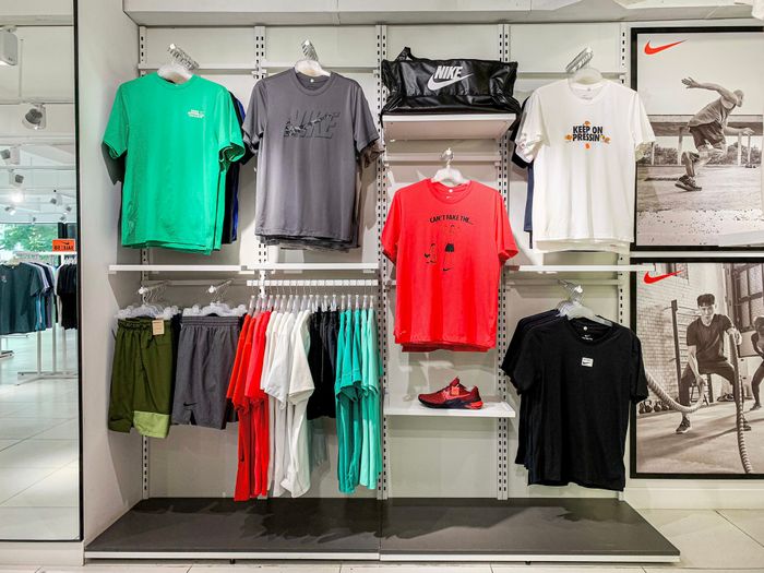 Nike ảnh 1 - Khoảnh khắc đánh dấu sự kết hợp hoàn hảo giữa công nghệ Air độc quyền và thiết kế mang tính biểu tượng, tạo nên những đôi giày làm thay đổi lịch sử thể thao thế giới.