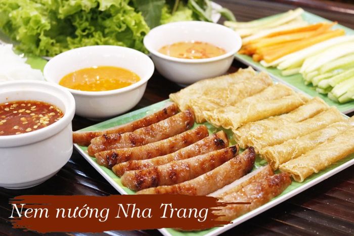 Nem nướng Xuân Dần ảnh 2 – Tinh hoa nem nướng được bộc lộ qua từng thớ thịt vàng ươm