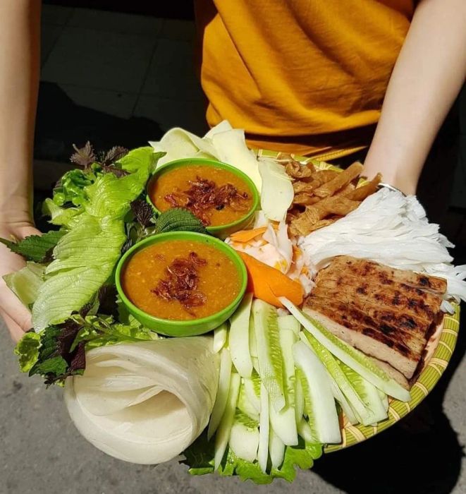 Nem Nướng Nha Trang Cô Hơn ảnh 2 – Sự kết hợp hài hòa giữa nem giòn ngon và nước chấm đậm đà