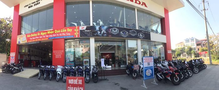 Hình ảnh đội ngũ kỹ thuật viên tận tâm đang kiểm tra xe tại Honda Mùa Xuân