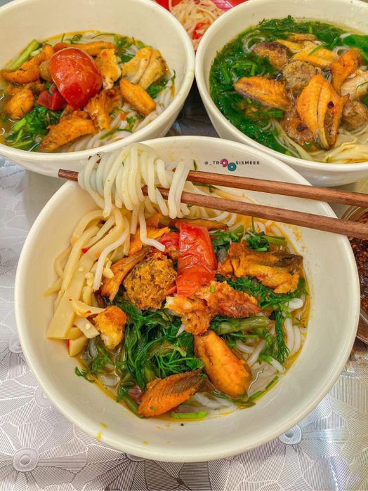 Bún Cá Chú Quảng ảnh 2: Góc nhìn nghệ thuật về tô bún cá vàng ươm với măng muối chua cay đặc trưng