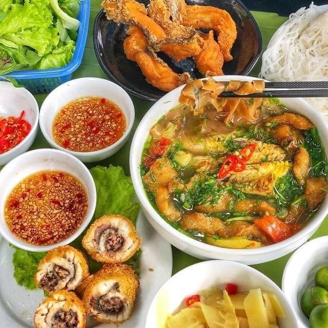 Bún Cá Chấm Bà Tâm ảnh 3: Hình ảnh sống động về tô bún đầy đủ với măng chua cay và rau sống tươi xanh