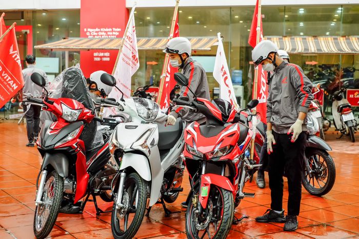 Hình ảnh đội ngũ kỹ thuật viên tay nghề cao đang thực hiện bảo dưỡng xe tại Head Honda Vitan