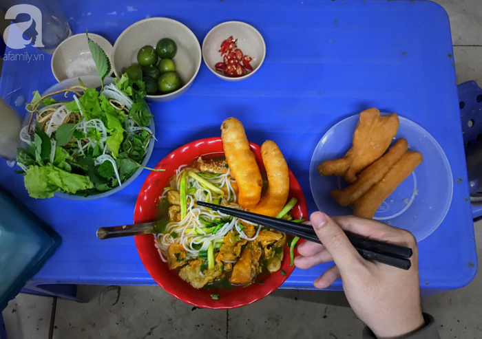 Bún Cá Ngõ Hồng Phúc ảnh 3: Góc nhìn chân thực về không gian ấm cúng và những tô bún đêm hấp dẫn
