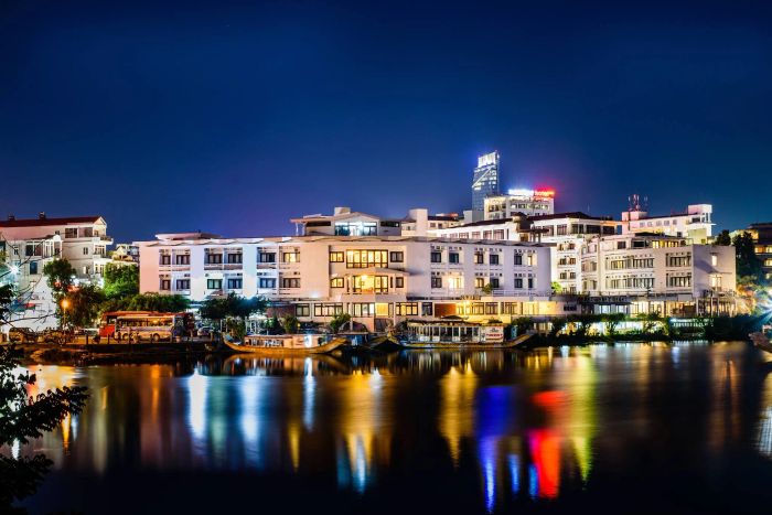 Hương Giang Hotel Resort & Spa - Ảnh 1: Kiến trúc uy nghi bên dòng Hương Giang