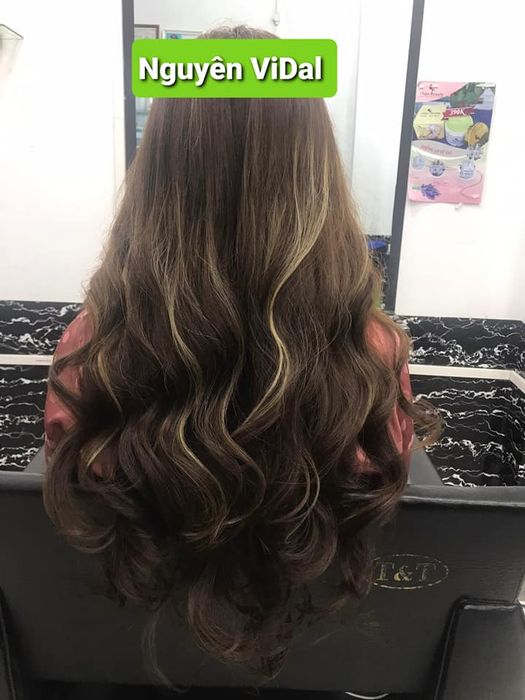 Hình ảnh tóc uốn đẹp tại Salon Nguyên Vidal