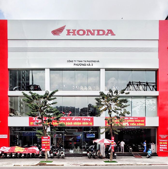 Hình ảnh trực quan về không gian trưng bày và đội ngũ tư vấn chuyên nghiệp tại Honda Phương Hà