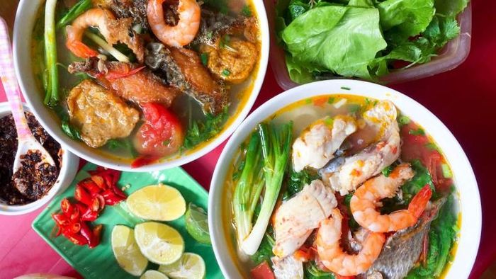 Bún Cá Văn ảnh 1: Tô bún cá vàng ruộm đầy ắp với cá chiên giòn, chả cá thơm và tôm tươi ngon mắt