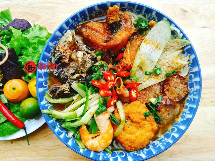 Bún Cá cay Hải Phòng - Gia Hân ảnh 1: Tô bún cá thập cẩm vàng ươm với đủ loại topping hấp dẫn, nước dùng sánh đẹp mắt