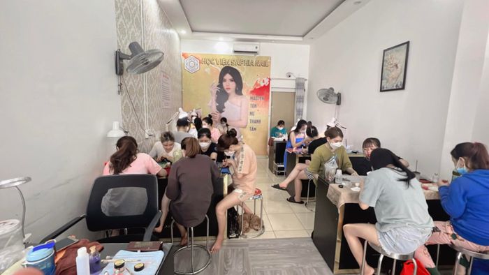 Học viên thực hành kỹ thuật nail cao cấp tại Sapphire Nails