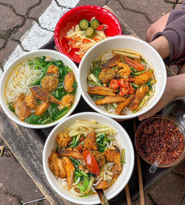 Bún Cá Cô Liên ảnh 1: Tô bún cá rô đồng vàng ươm với đầy đủ măng muối, rau sống tươi xanh