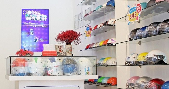 Không gian trưng bày ấn tượng tại cửa hàng mũ bảo hiểm Protec