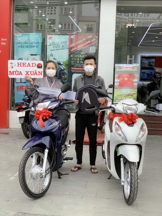 Không gian trưng bày sang trọng với đầy đủ các dòng xe mới nhất tại Honda Mùa Xuân