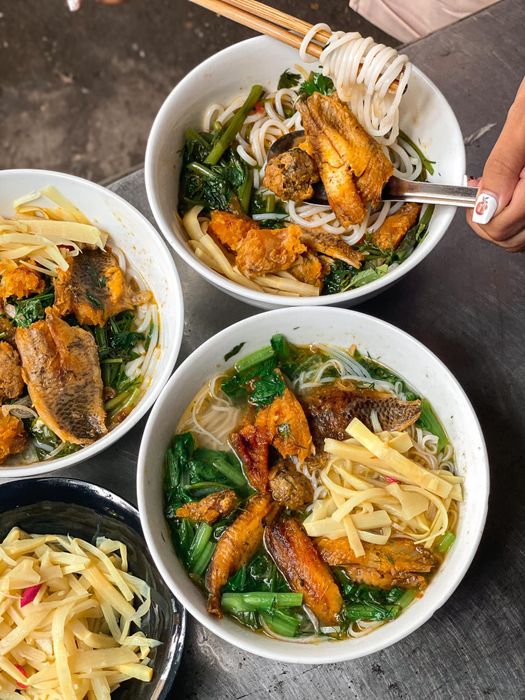 Bún Cá Cô Liên ảnh 3: Khung cảnh ấm cúng của quán bún cá sinh viên với tô bún thơm ngon đầy ắp nguyên liệu