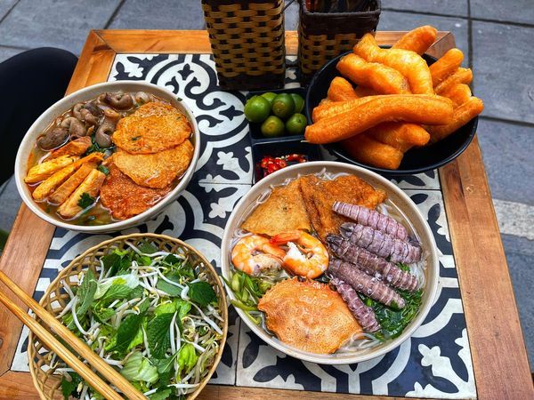 Ảnh 1 - Tô bún lòng cá cay đầy ắp nguyên liệu tại Út Hà Quán