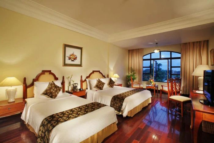 Khách sạn Saigon Morin Huế - Ảnh 2: Kiến trúc Pháp cổ điển bên dòng Hương Giang