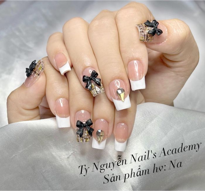 Học viên thực hành kỹ thuật nail chuyên sâu tại Ty Nguyễn Nail Academy