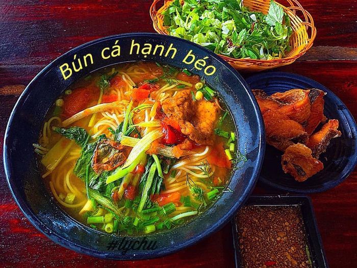 Ảnh 2 - Không gian nhộn nhịp giờ cao điểm tại Bún Cá Hạnh Béo