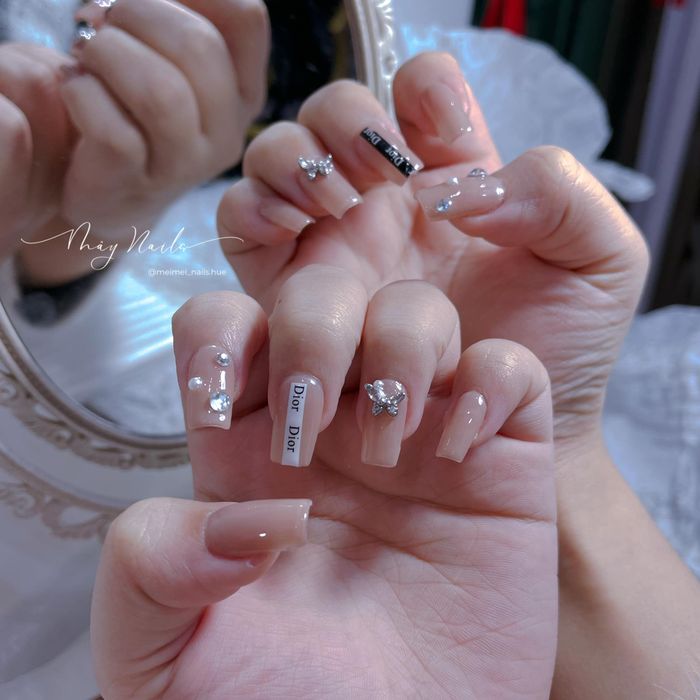 Học viên thực hành kỹ thuật nail chuyên nghiệp tại Mây Nail
