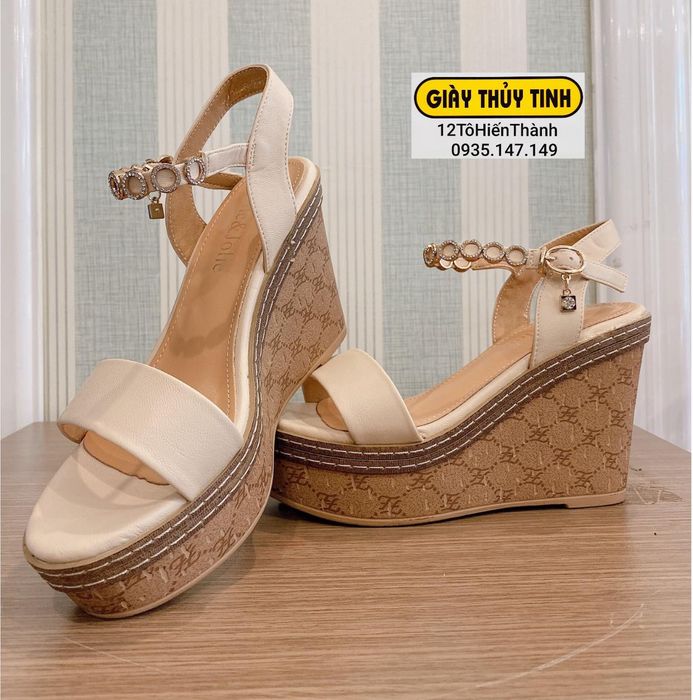 Không gian sang trọng tại Thủy Tinh Shoes