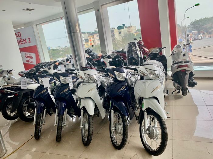 Hình ảnh đội ngũ kỹ thuật viên tay nghề cao đang kiểm tra chất lượng xe tại Honda Minh Hiên