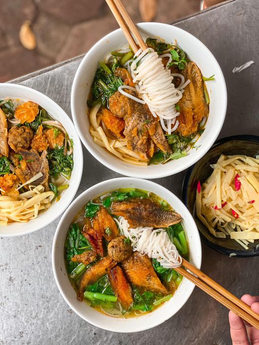 Bún Cá Cô Liên ảnh 2: Cận cảnh những miếng cá rô đồng chiên giòn vàng ruộm, thơm phức