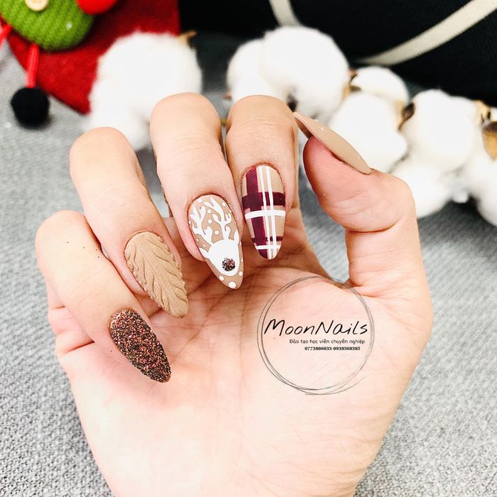 Không gian sang trọng và bộ sưu tập nail tại Moon Nails