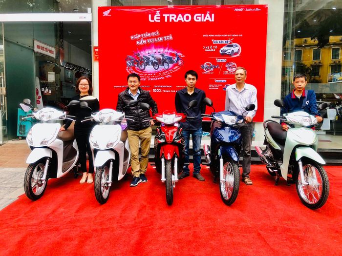 Hình ảnh đội ngũ kỹ thuật viên tay nghề cao đang thực hiện bảo dưỡng xe tại Honda 251 Nguyễn Trãi