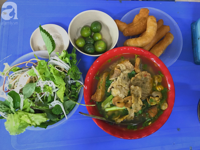 Bún Cá Ngõ Hồng Phúc ảnh 2: Cận cảnh những miếng cá chiên vàng ruộm, chả cá thơm lừng và quẩy giòn tan