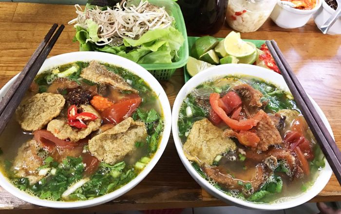 Bún Cá Văn ảnh 3: Khung cảnh nhộn nhịp buổi sáng tại quán bún nổi tiếng nhất phố Quán Thánh